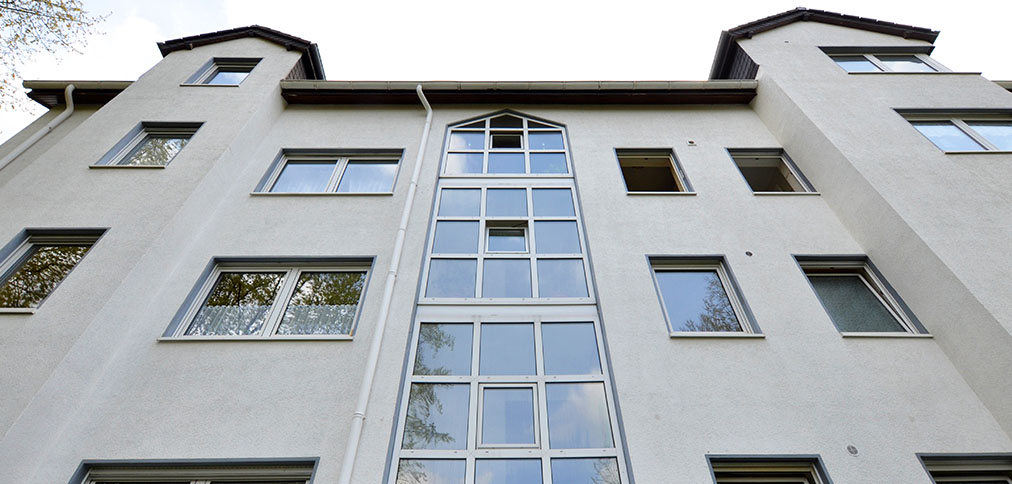 Mehrfamilienhaus Fassade vor und nach der Reinigung – nachher